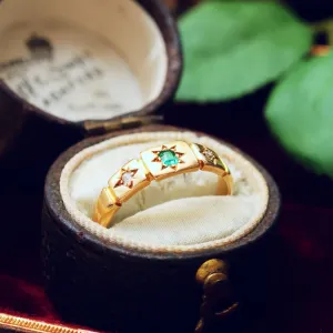 CUTE Antique Emerald & Diamond Starred Band Ring