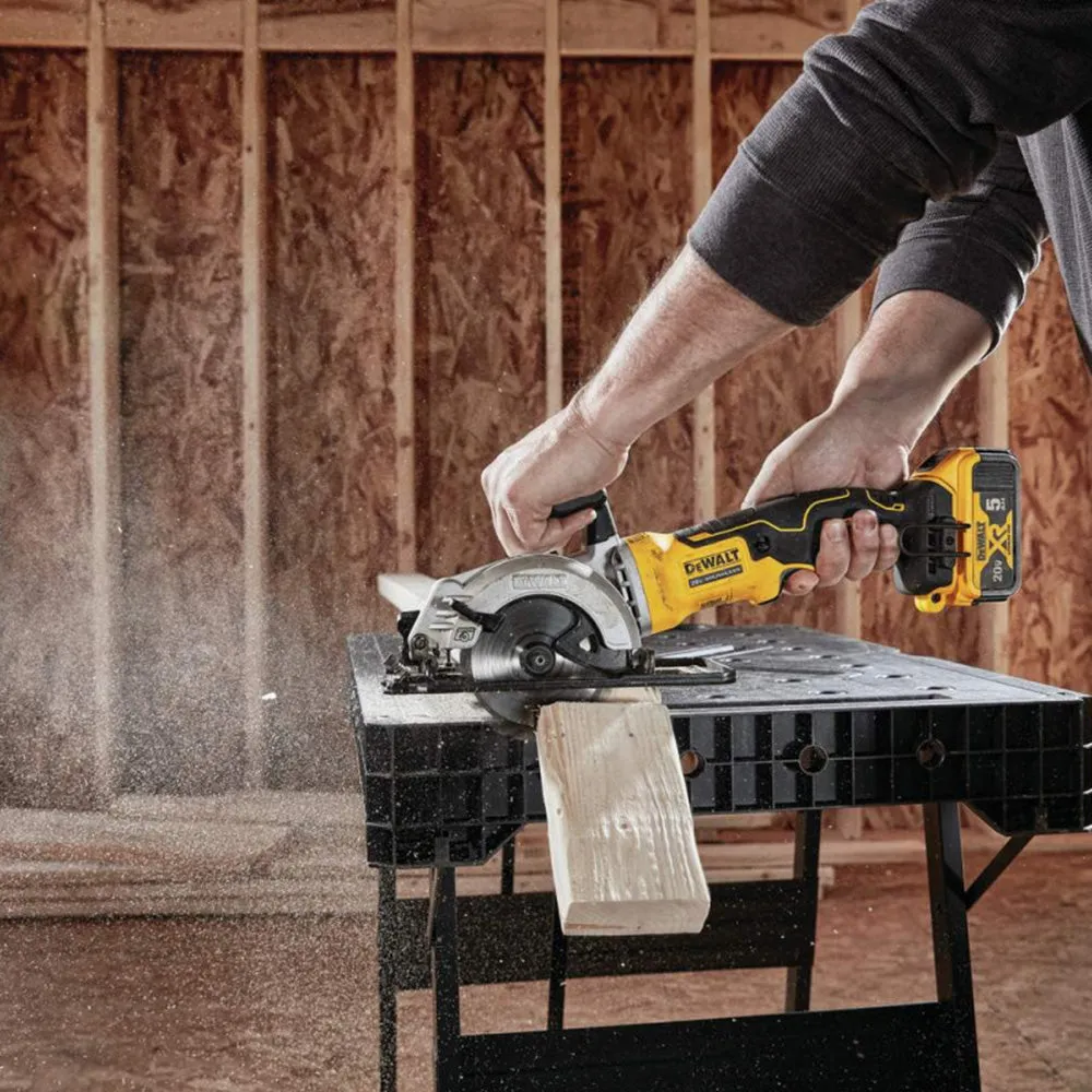 DeWALT DCS571P1 20V MAX Brushless 4-1/2 In Cordless Atomic Circular Saw Kit