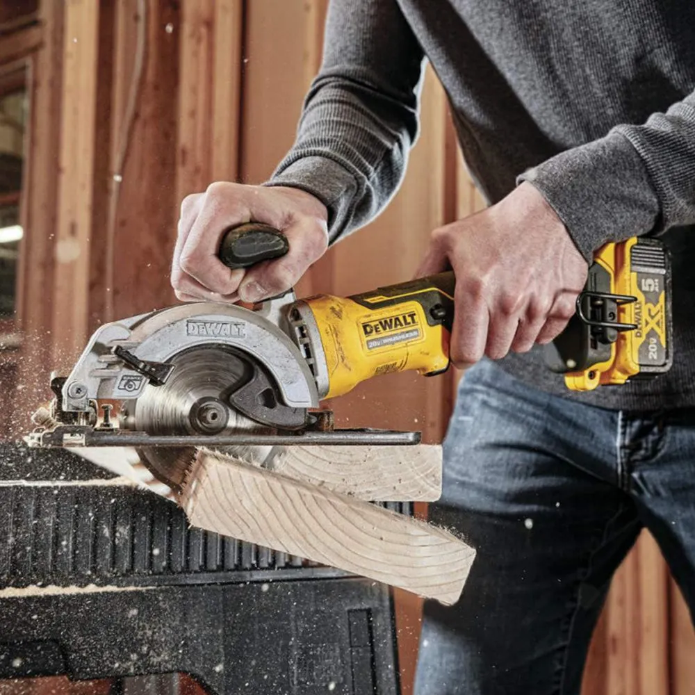 DeWALT DCS571P1 20V MAX Brushless 4-1/2 In Cordless Atomic Circular Saw Kit